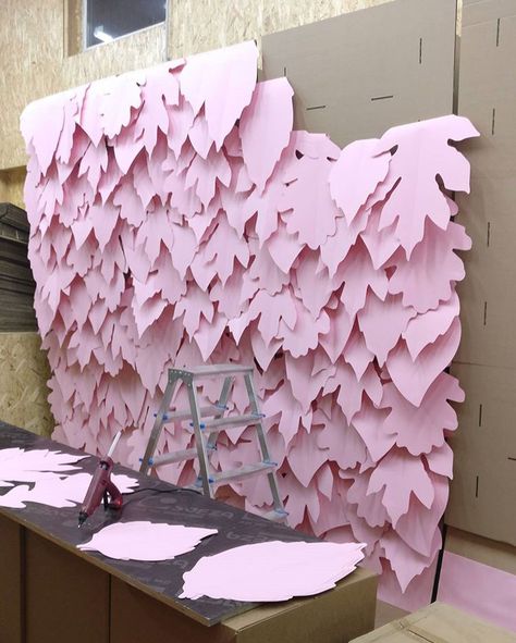 Kraf Kertas, בר מצווה, Giant Paper Flowers, Photo Booth Backdrop, Flower Backdrop, Paper Sculpture, Photo Backdrop, Backdrops For Parties, Diy Party