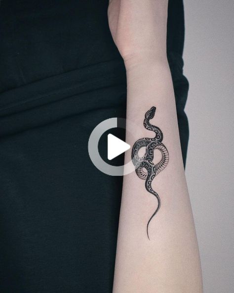 #tatouagesdemain Noir Tattoo, Small Snake Tattoo, Professional Tattoo Kits, Side Hand Tattoos, Serpent Tattoo, Cute Hand Tattoos, Snake Tattoo Design, Hand Tattoos For Women, Tattoo Desings