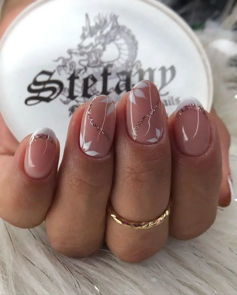 Are you looking for elegant wedding nails as the bride or bridesmaid? If so, you’ll love these classy neutral bridal nail designs for your big day! We love these subtle beige and white floral nails in particular. Bridesmaids Nails, Subtle Nails, Fancy Nails Designs, Simple Gel Nails, White Nail, Short Acrylic Nails Designs, Neutral Nails, Elegant Nails, Classy Nails