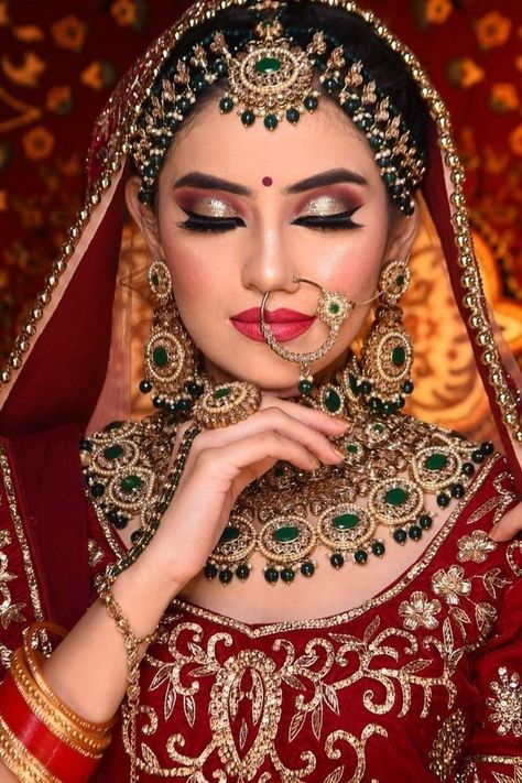 Wedding Dulhan Pose, Bridal Makeup Pictures, Latest Bridal Makeup, Glittery Eye Makeup, Indian Bride Poses, Indian Bride Photography Poses, Indian Bride Makeup, Indian Wedding Poses, Bride Photos Poses