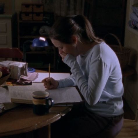 People Studying, Rory Gilmore Aesthetic, Gilmore Aesthetic, Romanticising School, Jenifer Aniston, Gilmore Girl, Study Board, Sense Of Self, Romanticizing School