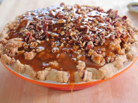 Caramel Apple Pie recipe from Ree Drummond via Food Network Caramel Apple Pie Recipe, Caramel Apple Pie Recipes, Apple Pie Recipe, Caramel Apple Pie, Pioneer Woman Recipes, Caramel Topping, Ree Drummond, Crumb Topping, Apple Pie Recipes