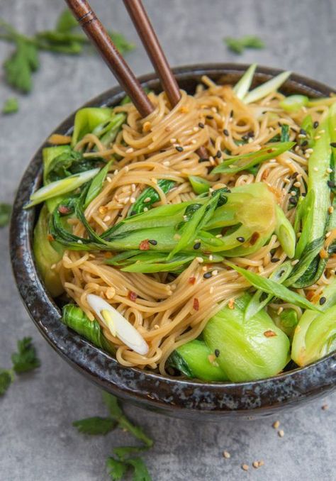 15 minute sesame ginger noodles are vegan, gluten-free, and loaded with good for you ingredients! #vegandinner #15minrecipe #easydinner Ginger Noodles, Asian Meals, Vegan Asian Recipes, Breakfast Vegan, Sesame Ginger, Vegan Asian, Recipes Vegan, Vegan Recipe, Delicious Breakfast