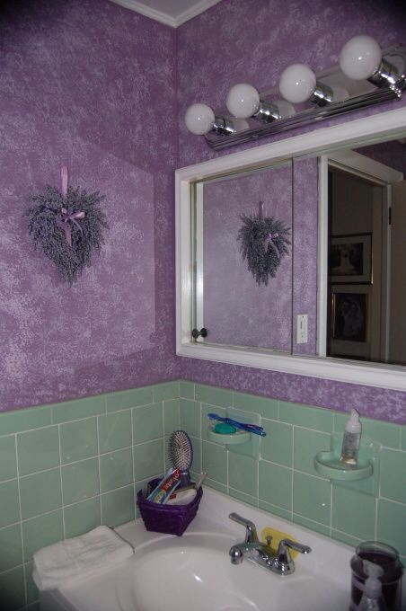 Purple wall with green tile Purple And Green Bathroom Ideas, Purple Green Bathroom, Purple And Green Interior, Purple And Green Bathroom, Green And Purple Room, Purple And Green Room, Indie Bathroom, Goth Bathroom, Lavender Bathroom