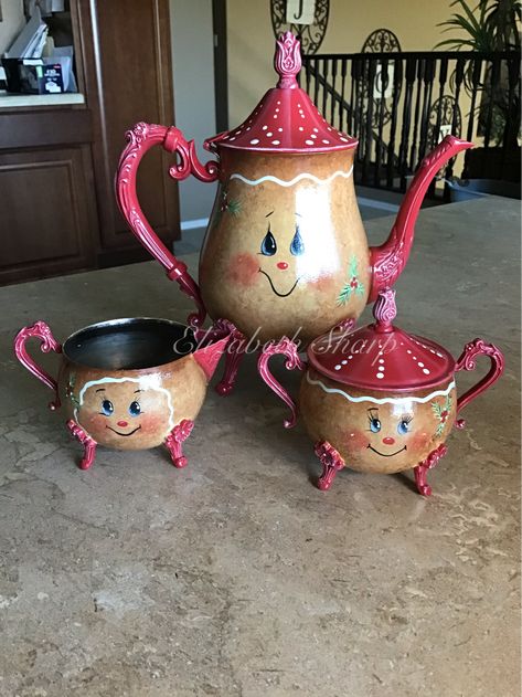 Painted Tea Pots Ideas, Painted Teapot Ideas, Painted Silver Teapots, Tea Pot Painting Ideas, Diy Tea Set, Teapot Painting, Gingerbread Wreaths, Painted Tea Pot, Teapot Crafts