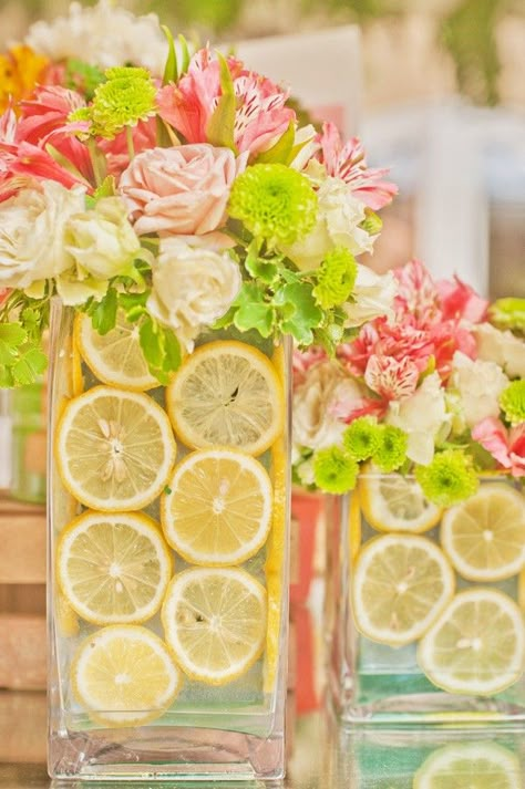 Lemon Party for Easter Brunch - TINSELBOX Wedding Shower Brunch Decorations, Diy Party Table, Wedding Shower Brunch, Pink Lemonade Party, Diy Easter Basket, Summer Table Decorations, Fruit Centerpieces, Brunch Decor, Flowers In Vases