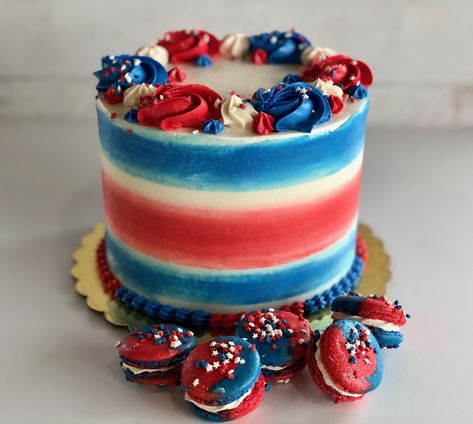 Simple yet festive patriotic 4th of July cake with matching French macarons. Made by Flavor Cupcakery. Night Cake Ideas, Homecoming Party Ideas, July 4th Cakes, White And Blue Wedding Theme, July 4th Birthday Party, Memorial Day Cake, 4th Of July 1st Birthday, 4th Of July Cakes, Fourth Of July Cake