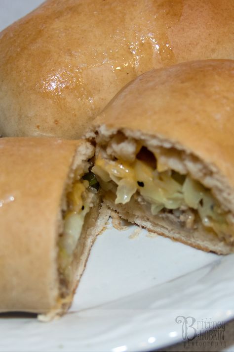 Runzas Recipe, Runza Recipe, Recipes Sandwiches, Mennonite Recipes, Bread Sweet, Easy Bread Recipes, Easy Bread, German Food, Beef Dishes