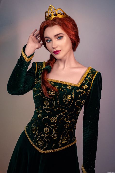 Princess Fiona Cosplay, Princess Fiona Makeup, Shrek Cosplay, Bariloche Outfits, Fiona Cosplay, Fiona Costume, Karate Women, Shrek Costumes, Shrek Fiona