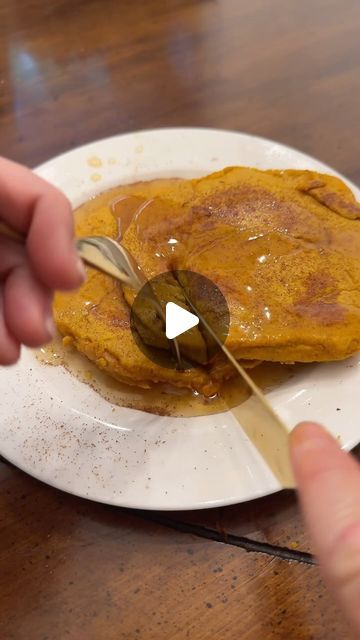 Steph Grasso, MS, RD on Instagram: "IT’S HEREEEE! Pumpkin pancakes with 30g protein!! it’s about 3 small/medium pancakes or 2 big pancakes.

Ingredients:
1/3 cup pumpkin
2 eggs
1 cup oats
1/3 cup cottage cheese
1-2 tbsp maple syrup (plus to drizzle)
1 tsp pumpkin spice 

#pumpkinpancakes #proteinbreakfast #highproteinmeals #fallrecipes" Big Pancakes, 30g Protein, Pumpkin Delight, Pumpkin Recipes Easy, Protein Treats, Cottage Cheese Recipes, Pancakes Ingredients, Pumpkin Pancakes, High Protein Breakfast