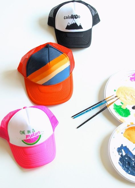 These DIY Trucker Hats For Kids Are So Fly Spray Paint Trucker Hats, Painting Trucker Hats, How To Paint Hats, Kapala Designs, Trucker Hat Diy, Hat Decorating Ideas, Diy Trucker Hat, Easter Basket Toys, Hat Painting