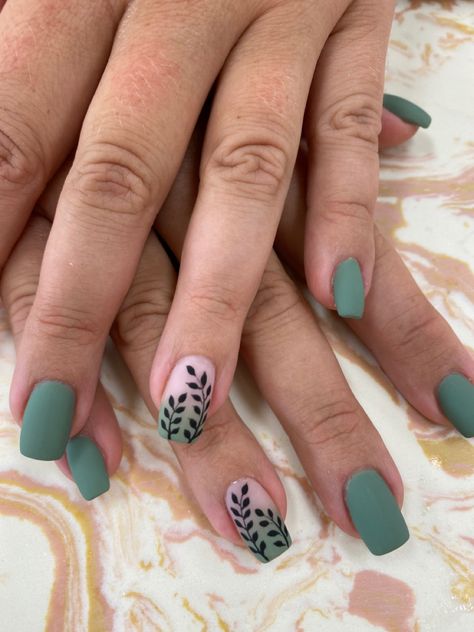 Green Leaf Nails Acrylic, Gel Nails Leaf Design, Nail Designs With Vines, Fall Gel Nails Designs Leaves, Acrylic Nails Leaf Design, French Tip With Leaf Design, French Tip Leaf Nail Art, Neutral Nails With Leaf Design, Nail Art Designs Leaves