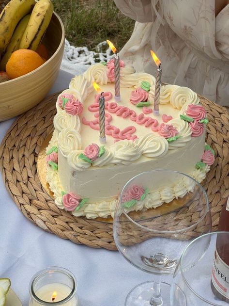 Birthday Cake Picnic Aesthetic, Virgo Cake Aesthetic, Pinterest Cakes Aesthetic, Picnic Cake Aesthetic, Aesthetic Picnic Date With Friends, Aesthetic Picnic Birthday, Picnic Birthday Party Aesthetic, Picnic Birthday Cake, Gemini Cake