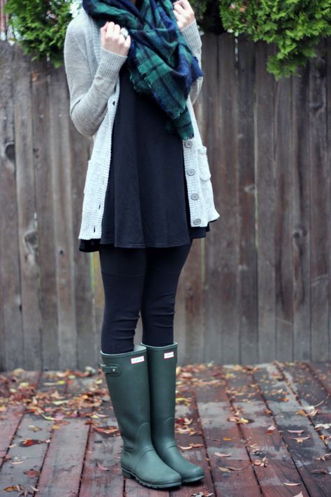 Blanket Scarf and Wellies Blanket Scarves, Green Boots, Plaid Outfits, Green Plaid, Looks Style, Mode Inspiration, Fall Winter Outfits, Outfits Casuales, Plaid Scarf