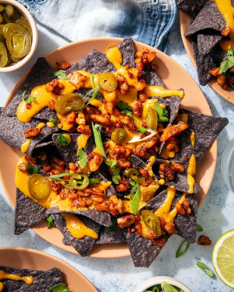 Autumnal Nachos with Butternut Squash "Queso" and Walnut "Chorizo" Crumbles - Vegetarian 'Ventures Walnut Chorizo, Vegan Chorizo Recipes, Butter Squash Recipe, Finger Foods Vegan, Vegetables For Dinner, Butternut Squash Vegan, Spicy Queso, Vegan Chorizo, Easy Dinner Options