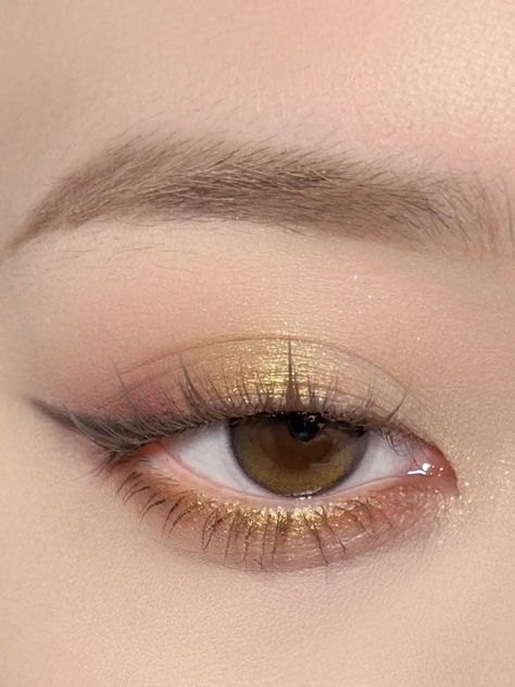 Easy Golden Eye Makeup, Simple Brown And Gold Eyeshadow, Gold Korean Makeup, Soft Eyeshadow Looks Brown Eyes, Golden Hour Makeup Looks, Warm Eyeshadow Looks, Warm Eye Makeup, Golden Makeup Look, Golden Eye Makeup