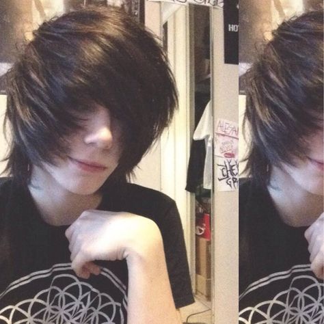 black haired emo boy, cute bmth scene Emo Haircuts Short, Emo Scene Boys, Emo Haircuts, Emo People, Scene Goth, Emo Scene Hair, Goth Guys, Scene Boys, 2000s Emo