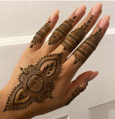 Best Henna Designs, Mehndi Tattoo Designs, Back Hand Henna, New Henna Designs, Henna Inspired Tattoos, Henna Tattoo Designs Hand, Mehndi Designs Bridal Hands, Mehndi Designs For Kids, Back Of Hand