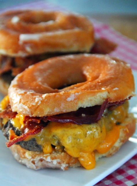 Wild Burger, Donut Burger, Unique Burger Recipes, Gourmet Hamburgers, Unique Burgers, Cheese Burgers, Gourmet Burgers, Hamburger Recipes, Breakfast Sandwiches