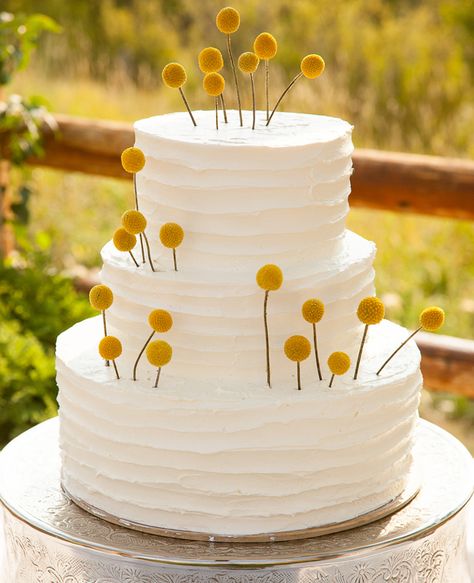 Billy balls on a buttercream wedding cake? Perfectly playful! Photo: Justin Hackworth Photography Billy Balls Wedding, Yellow Flower Wedding, Flowers On Cake, Flower Wedding Cake, Pom Flowers, Wedding Cake Fresh Flowers, Pom Pom Flowers, Billy Balls, Buttercream Wedding Cake