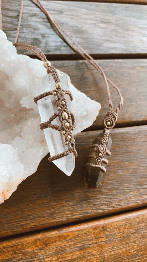 Macrame Crystal Jewelry, Crystal Wrapping Diy Macrame, Diy Macrame Necklace Tutorial, Crystal Necklace Diy, Macrame Crystal Necklace, Macrame Jewelry Tutorial, Handmade Boho Jewelry, Hemp Jewelry, Shark Tooth Necklace