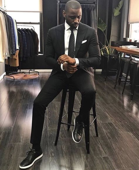 Black Men Suits, Suits And Sneakers, Sneakers Outfit Men, Black Outfit Men, Black Suit Men, Classy Suits, Mens Casual Outfits Summer, Mens Fashion Smart, Mens Fashion Rugged