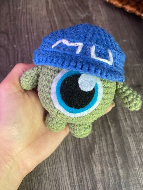 Baby Mike Wazowski free crochet pattern spanish and english. Monsters University Crochet Mike Wazowski Free Pattern, Crochet Mike Wazowski, Mike Wazowski Crochet, Mike Wazowski Crochet Pattern Free, Baby Mike Wazowski, Monsters Inc Crochet, Buu Monster Inc, Disney Bags Backpacks, Mike From Monsters Inc