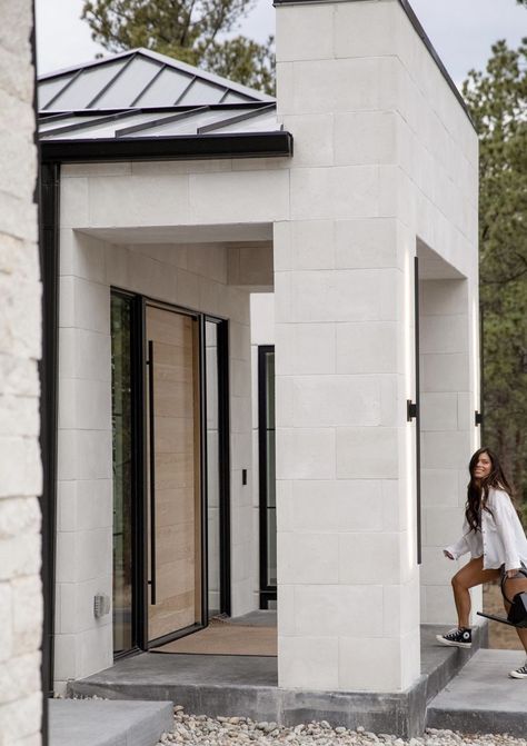 Limestone House Exterior, Limestone Exterior, Modern Exterior Lighting, Limestone Cladding, Limestone House, Transitional Exterior, Cladding Design, Modern Entry, Entrance Door Design