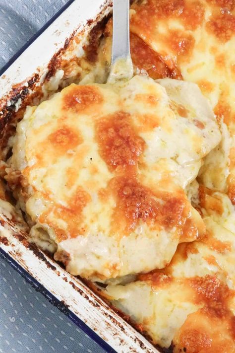 Layers of potato in a creamy french onion bake, topped with grated cheeses baked until golden. Cafe Items, Potato Au Gratin, French Potatoes, Scalloped Potato, French Onion Soup Recipe, Potato Bake, Gratin Dish, Potatoes Au Gratin, Potato Onion