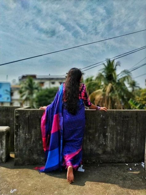 Saree Poses At Terrace, Terrace Shoot Ideas, Terrace Saree Photoshoot, Photoshoot On Terrace, Saree Back Photoshoot, Saree Sitting Pose, Terrace Photo Poses, Saari Poses Photo Shoot, Sari Poses Photo Shoot