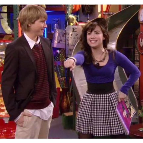 Demi Lovato Sonny With A Chance, Sonny With A Chance Outfits, Demi Lovato Camp Rock, 2010s Party, Chad Dylan Cooper, Montana Outfits, Tricia Helfer Hot, Hannah Montana Outfits, Old Disney Shows