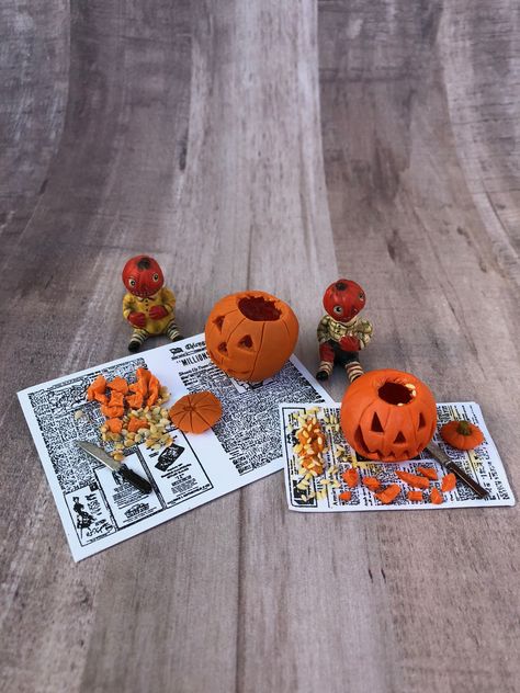 My Haunted Dollhouse Tour for Halloween - Handmade Happy Hour Haunted Dollhouse Diy Ideas, Halloween Haunted House Diy, Halloween Dollhouse, Halloween Fairy Garden, Halloween Diorama, Haunted House Diy, Dollhouse Halloween, Barbie Halloween, Halloween Clay