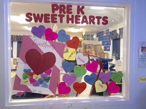 Valentine's Day window display Display Ideas For Boutique, Winter Classroom Display, Ideas For Boutique, Window Display Ideas, Valentines Window Display, Preschool Valentine Crafts, Classroom Window, School Library Displays, Class Displays