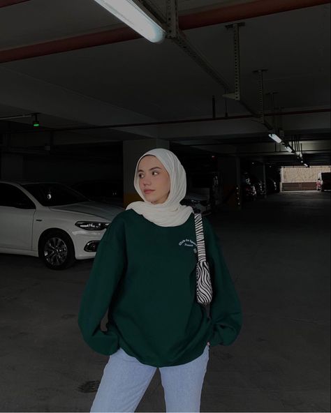 Green Sweatshirt Outfit Hijab, Hijabi Hoodie Outfit, Hoodie Hijab Outfit, Sweatshirt Outfit Hijab, Green Sweatshirt Outfit, Olive Green Jacket Outfits, Green Hoodie Outfit, Green Sweater Outfit, Green Shirt Outfits