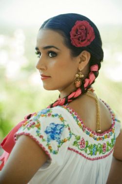 Cultural Photoshoot, Mexican Photoshoot, Oaxaca Style, Mexican Hairstyles, Traditional Mexican Dress, Ethnic Beauty, Chicana Style, Woman With Flowers, Mexican Fashion