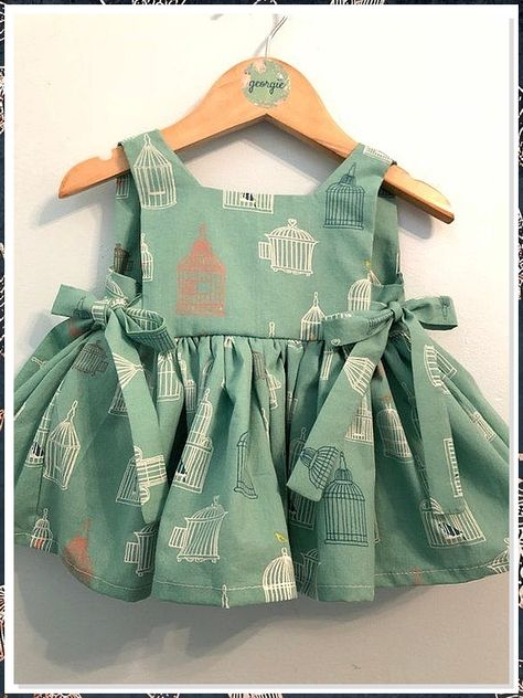 Looking for the perfect baby girl outfit? Look no further than the stylish outfits offered by Baby Girl Outfitters! Our personalized outfits are perfect for little ones and will make them look and feel fabulous. Girls Pinafore, Baby Frock Pattern, Kids Frocks Design, Baby Dress Design, Baby Dress Patterns