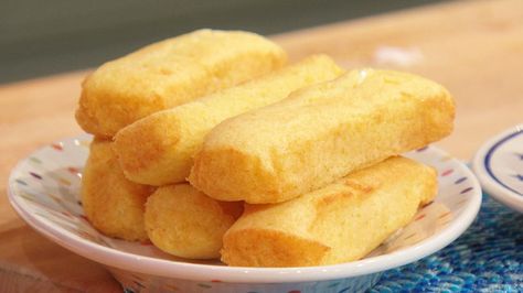 Buddy Valastro's Homemade Twinkie Cakes Twinkie Recipe, Homemade Twinkies, Cake Boss Buddy, Cake Boss Recipes, Twinkie Cake, Carlos Bakery, Moist Yellow Cakes, Buddy Valastro, Boxed Cake