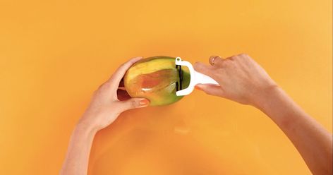 The best way to peel a mango without getting your fingers sticky. Mango Video, Vegetable Peeler, A Fruit, Baked Apples, Kitchen Tips, Cooking Kitchen, Smoothie Recipes, Vegan Vegetarian, Smoothie