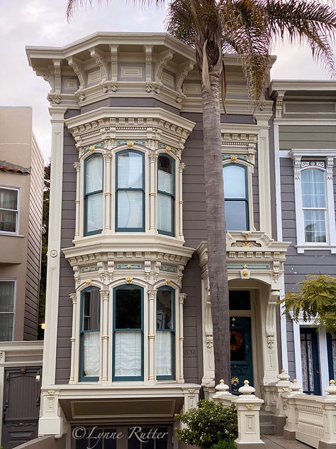 San Francisco  Italianate facade rebuilt by Skeeter Jones/Clearheart  with color design by Lynne Rutter.  Both the design of the entry and the color scheme consider the mature palm tree in front of the house. San Francisco House Exterior, Italianate House Exterior, Eclectic Maximalist Decor, San Francisco Victorian Houses, Victorian House Colors, Victorian Homes Exterior, Victorian Style House, Town Houses, Homes Exterior