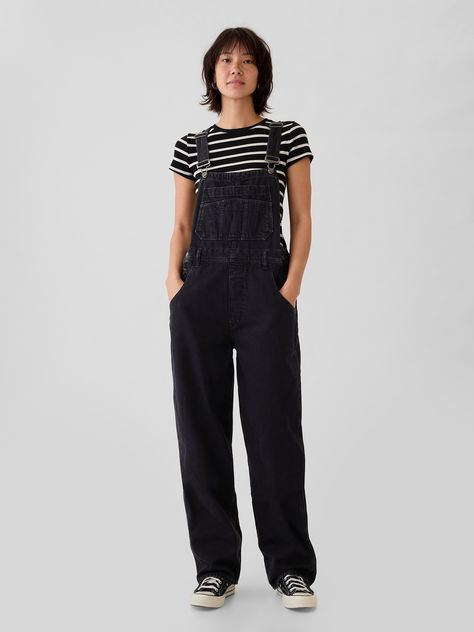 Fit:Overalls that are loose & relaxed all the way down.  Fabric: 95% Cotton, 5% Recycled Cotton.  Stretch: No Stretch Overalls.  Authentic denim that gets better with every wear.  Made to wear all day & break in over time.  Look: A loose overall in a black wash.  Details: Adjustable racerback straps and front buckles, bib pocket, & four-pocket styling.  Responsibly Made: This pair of denim is part of our water-saving Washwell program.  Compared with conventional wash methods, Washwell uses at least 20% less water and has saved over a billion liters of water since 2016.  * Fit: Relaxed.  An easy silhouette throughout.  Full-length overalls.  Hits below the ankle.  Models wearing Gap Womens Overall Outfits, 90s Women Style, Skater Overalls Outfit, Overalls Outfit Inspiration, Long Overalls Outfit Winter, Styling Black Overalls, Overalls Outfit Baggy, Black Jumpsuit Winter Outfit, Goth Minimalist Fashion