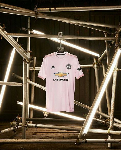 Manchester United's 2018/19 away kit Man United Kit, Pink Football Shirt, Pink Football, Short Blanc, Short Noir, Sport Nike, Manchester United Football Club, Football Fashion, Manchester United Football