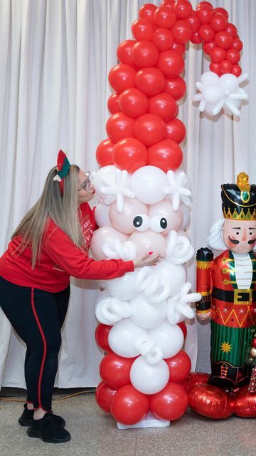 Santa Balloon, Balloon Christmas, Balloon Tree, Santa Is Coming, Balloon Artist, Arch Ideas, Balloons Decorations, Diy Santa, Christmas Balloons