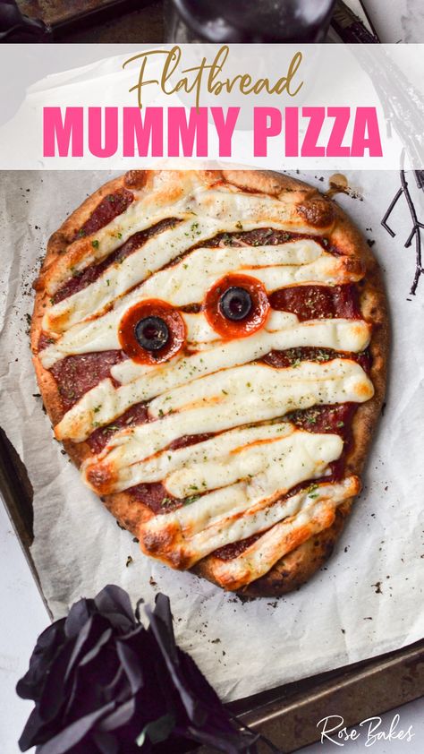 flatbread pizza made to look like a mummy Homemade Halloween Pizza, Halloween Pizza Ideas, Skeleton Pizza, Pizza Roses, Mummy Pizza, Pizza Flatbread, Halloween Themed Desserts, Halloween Sleepover, Dishes Recipe