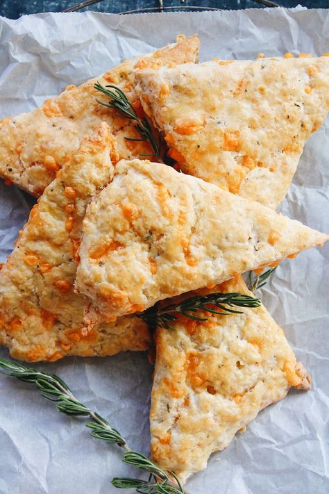 Savory Cheddar Rosemary Scones belong on your brunch table! #savoryscone #brunch Toddler Food Prep, Rosemary Scones, Savory Scones Recipe, Breakfast Brunch Menu, Dinner Roll, Savory Scones, Breakfast Ingredients, Brunch Table, Delicious Donuts