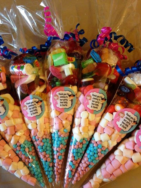 Lindas ideas de obsequios o detalles en bolsas de cono Γενέθλια Mickey Mouse, Candy Wedding Favors, Sweet Cones, Candyland Party, Candy Sticks, Candy Table, Snacks Für Party, Candy Bouquet, Birthday Surprise Party