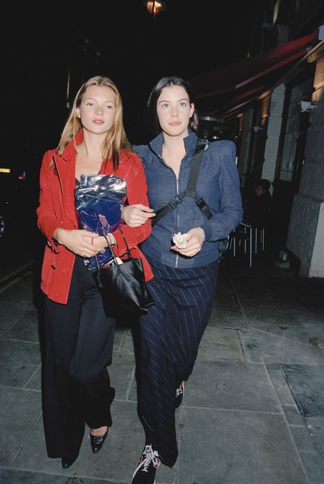 The Best Paparazzi Moments from the '90s Liv Tyler 90s, Brad Pitt And Jennifer, Loved Quotes, Posh And Becks, Kate Moss Style, Minnie Driver, David And Victoria Beckham, Liv Tyler, Steven Tyler