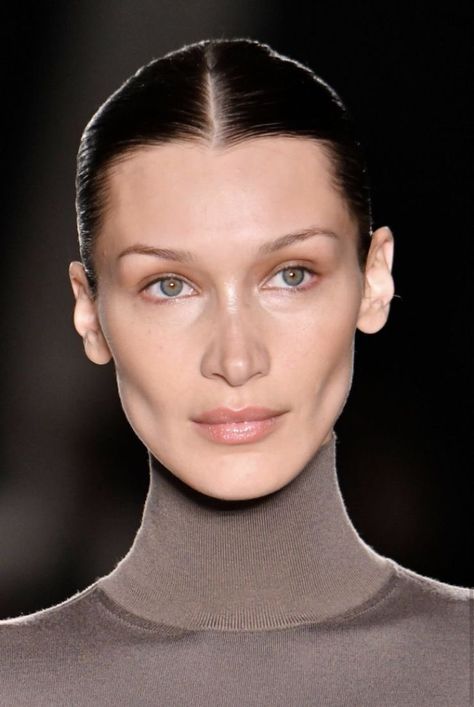 Bella Hadid is so beautiful Bella Hadid Side Profile, Bella Hadid Eyes, Bella Hadid Face, Model Cheekbones, Bella Hadid Nose, Soft Pink Makeup, Uni Makeup, Bella Hadid Makeup, Soft Makeup Look