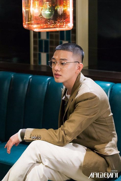 Chicago Typewriter off to a good start, Yoo Ah In rocks the bangs + more stills released | Yoo Ah In SikSeekLand Chicago Typewriter Kdrama, Chicago Typewriter, Plot Points, Yoo Ah In, Men Hair Color, Asian Short Hair, Men Haircut Styles, Boys With Curly Hair, 2nd Place