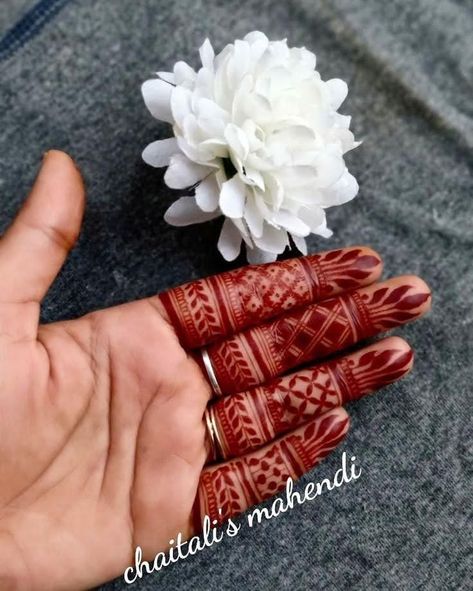 Henna For Fingers, Henna Designs For Fingers, Back Mehandi Design, New Finger Mehndi Design, Mehandi Design Arabic, Simple Mehandi Designs, Latest Finger Mehndi Designs, Fingers Mehndi, Finger Mehendi Designs