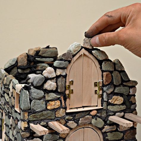 Diy Stone Fairy House, Miniature Stone Houses Diy, Diy Fairy Garden Ideas Homemade How To Make Tree Houses, Gnome House Diy, Fairy House Diy Natural Materials, Gnome Diorama, Garden Faeries, Fairy Cottage House, Rock Building